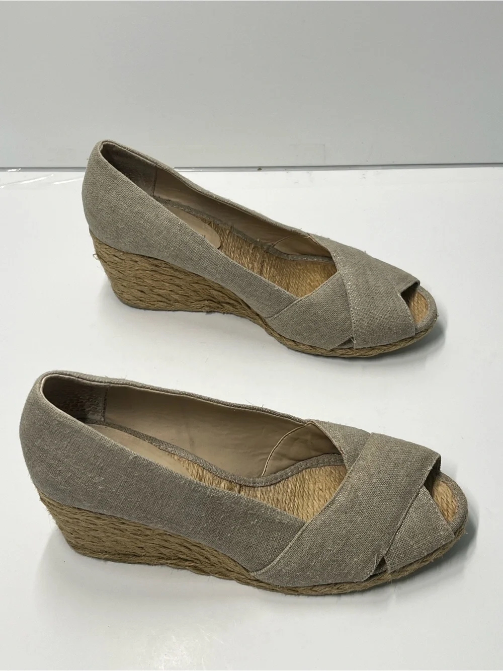Adrienne Vittadini Women’s Size 8.5 Beige Gold Slip On 3” Wedge